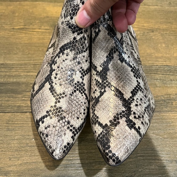 Clarks Collection Snakeskin Print Booties Sz. 6‎ - Picture 2 of 5